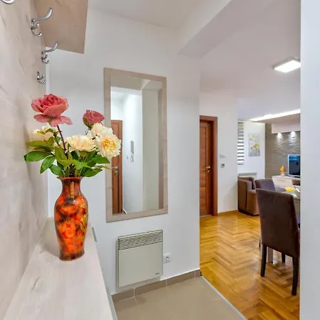 Golden Dream Apartment *